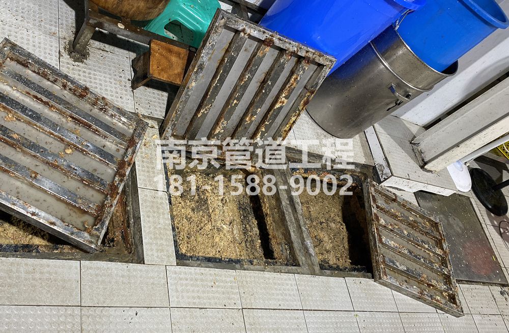 278天山路城管中队食堂隔油池清理
